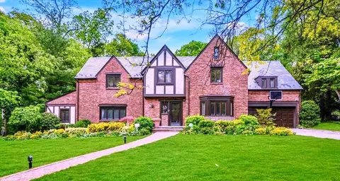 1 Wensley Dr, North Hempstead, NY 11021