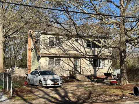 6 Bullard St, Mastic, NY 11950