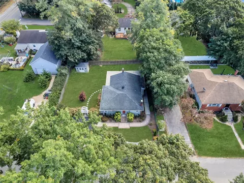 115 19th St, Wading River, NY 11792