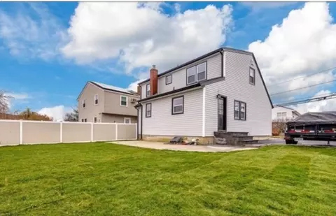 831 Atlantic St, Lindenhurst, NY 11757