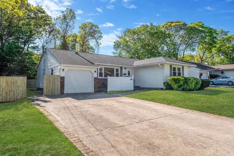 14 Center St, Lake Ronkonkoma, NY 11779