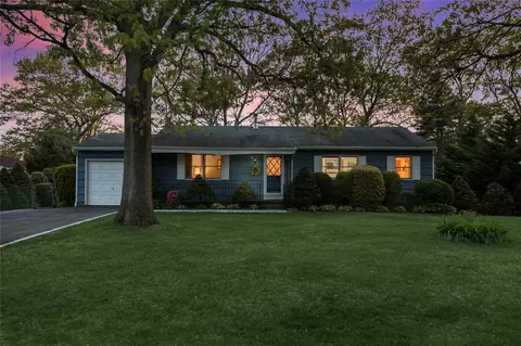 2530 Locust Ave, Ronkonkoma, NY 11779