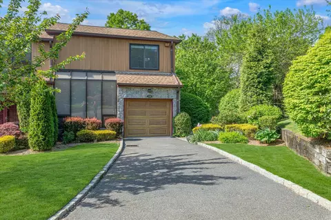 139 The Cres, North Hempstead, NY 11577