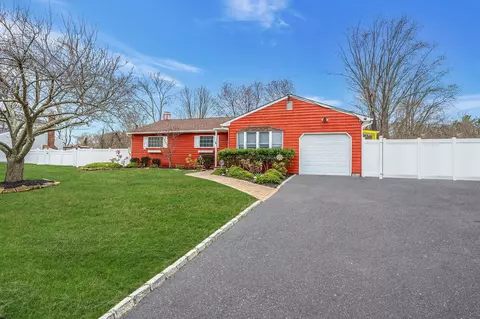 24 Thomas St, Coram, NY 11727