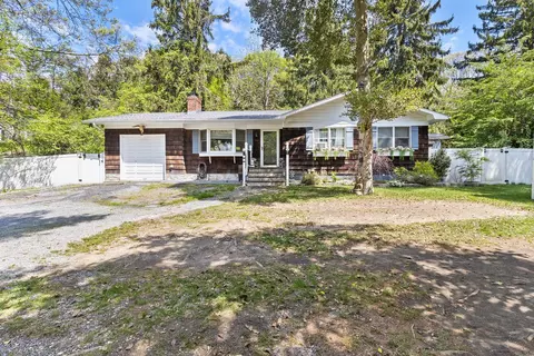 7 Knollcrest Ave, Farmingville, NY 11738