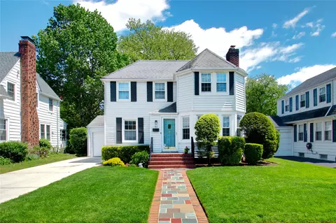 61 Roosevelt St, Garden City, NY 11530