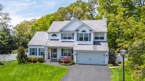 21 Coventry Ln, Smithtown, NY 11787