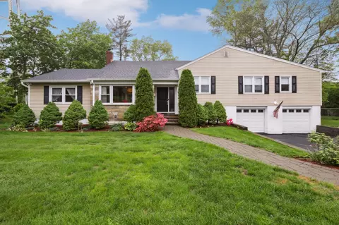 77 Top O The Ridge Dr, Scarsdale, NY 10583