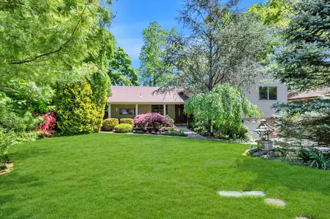44 Fernwood Ln, North Hempstead, NY 11576