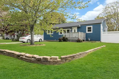 569 Oak Ave, Bohemia, NY 11716