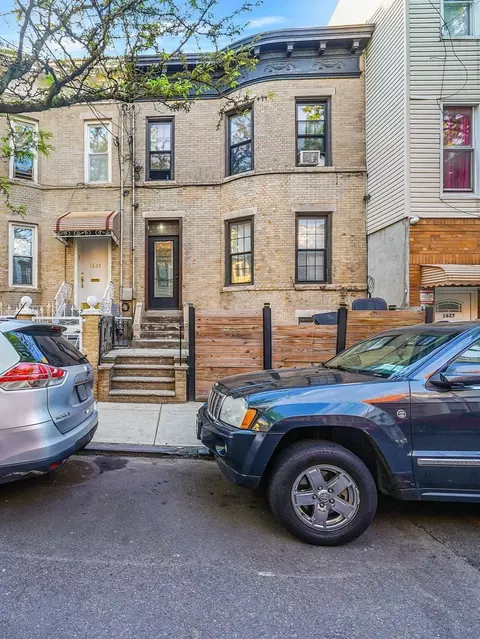 1625 Summerfield St, Ridgewood, NY 11385