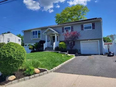 6 Holiday Park Dr, Centereach, NY 11720