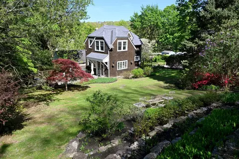 5 Donald Dr, Greenburgh, NY 10706
