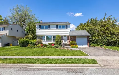 114 Schoharie Dr, Jericho, NY 11753
