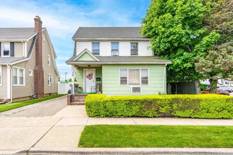 2 Lewis St, Hicksville, NY 11801