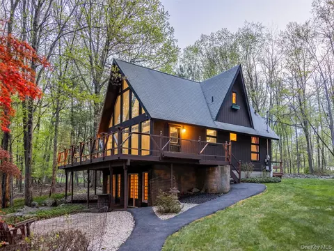 61 Reinhardt Rd, Wallkill, NY 10940