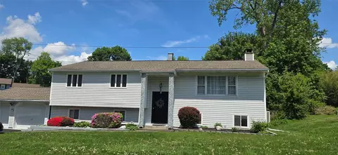 26 Stonecrest Dr, New Windsor, NY 12553