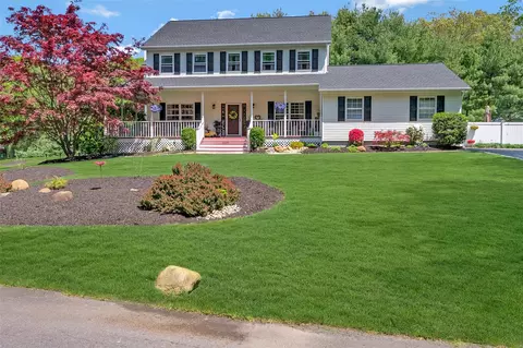 6320 N Country Rd, Wading River, NY 11792