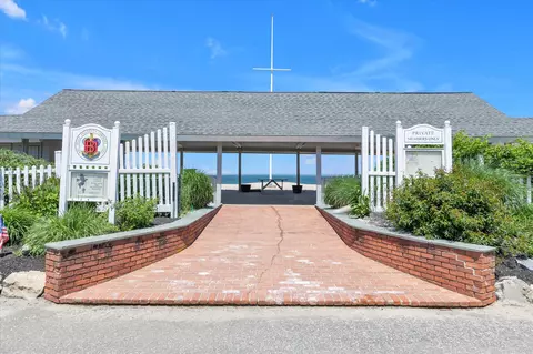 10 Bay Dr W, Huntington, NY 11743