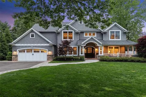 15 Wagamon Dr, Woodbury, NY 11797