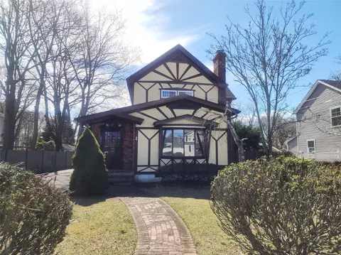 32 Swan River St, Patchogue, NY 11772