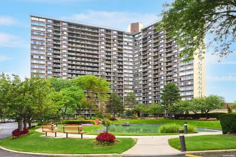 2 Bay Club Dr #3Z3, Bayside, NY 11360