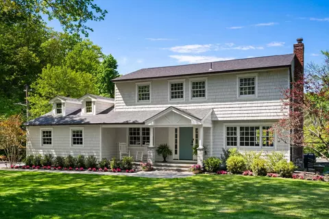 125 Midland St, Cold Spring Harbor, NY 11724