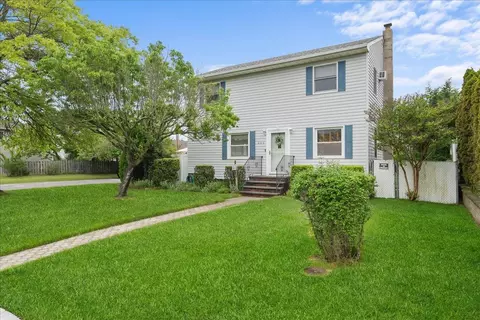 803 Granada Pkwy, Lindenhurst, NY 11757
