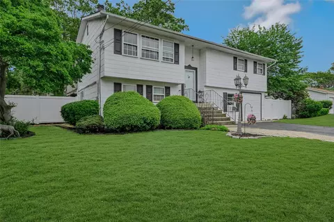 61 Opal St, Holbrook, NY 11741