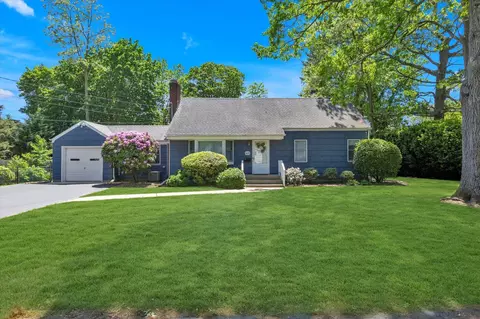 411 8th Ave, East Northport, NY 11731