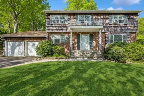 24 Oak Hill Ln, Kings Park, NY 11754
