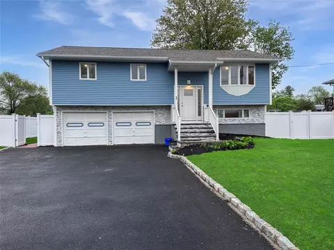 42 Blacker St, Brentwood, NY 11717