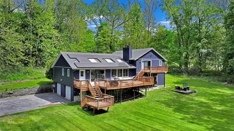 6 Edgewater Rd, Poughkeepsie, NY 12603
