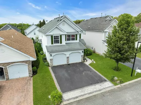 7 Marisa Dr, Middle Island, NY 11953