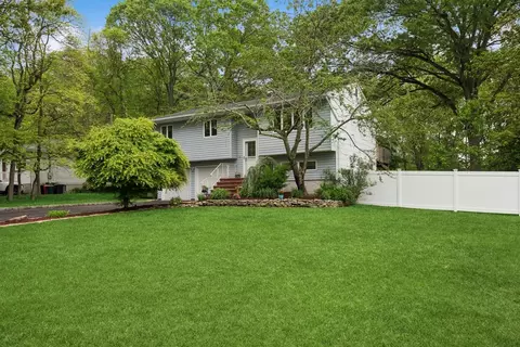 51 Juniper Ave, Ronkonkoma, NY 11779