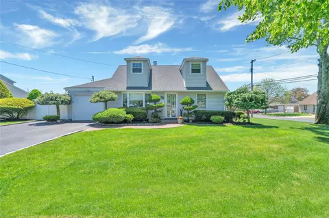15 Argyle Pl, Massapequa, NY 11758