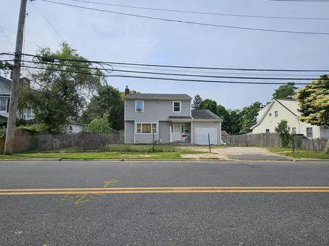 19 W 11 St, Huntington Station, NY 11746