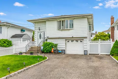 205 Verona Pkwy, Lindenhurst, NY 11757