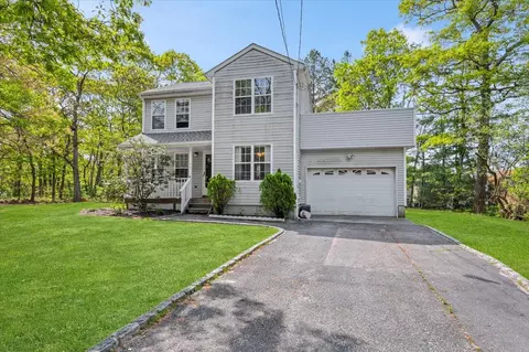 53 Shore Rd, Hampton Bays, NY 11946