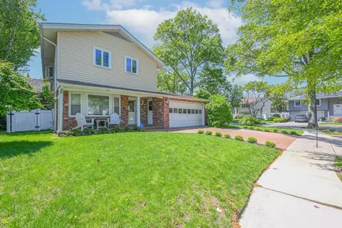 2 Boat Ln, North Hempstead, NY 11050