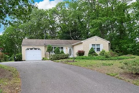 14 Belmont Dr, Smithtown, NY 11787