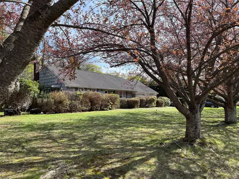 11 Acorn Ln, Stony Brook, NY 11790
