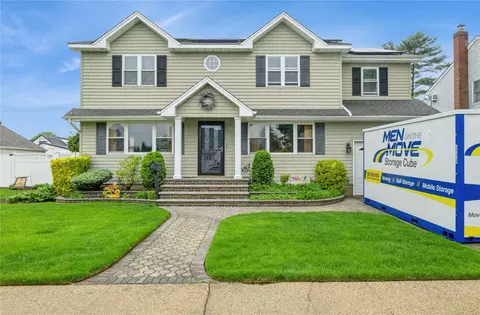 24 Garden Blvd, Hicksville, NY 11801