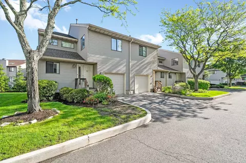 22 Chester Ln, Clarkstown, NY 10954