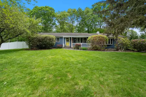 2 Canterbury Ct, Setauket, NY 11733