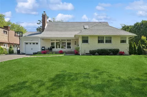 17 Keenan Pl, Garden City, NY 11530