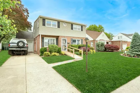 11 Durham Rd, North Hempstead, NY 11040