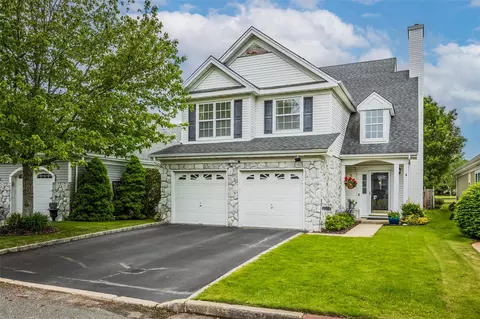 40 Ethan Cir, Middle Island, NY 11953