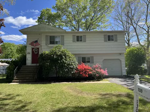 130 Hawkeye St, Ronkonkoma, NY 11779