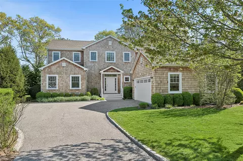 25 Jessups Landing Ct E, Quogue, NY 11959
